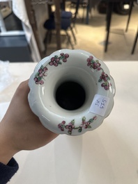 Drie Chinese Canton famille rose vazen, een grote kom en een bord, 19/20e eeuw