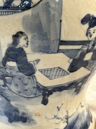 Un vase couvert en porcelaine de Chine en bleu et blanc et un plat &agrave; fond c&eacute;ladon, marque de Chenghua, 19&egrave;me
