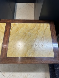 Table basse et un socle en bois sculpt&eacute; aux plateaux en marbre, Chine, 19&egrave;me
