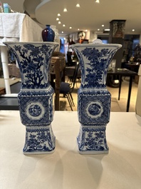 Een paar Chinese blauw-witte 'gu' vazen met floraal decor, Kangxi