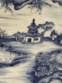 Un vase couvert en porcelaine de Chine en bleu et blanc et un plat &agrave; fond c&eacute;ladon, marque de Chenghua, 19&egrave;me