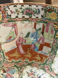 Drie Chinese Canton famille rose vazen, een grote kom en een bord, 19/20e eeuw