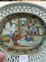 Drie Chinese Canton famille rose vazen, een grote kom en een bord, 19/20e eeuw