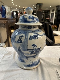 Un vase couvert en porcelaine de Chine en bleu et blanc et un plat &agrave; fond c&eacute;ladon, marque de Chenghua, 19&egrave;me