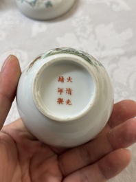 Une paire de pots couverts en porcelaine de Chine famille rose &agrave; d&eacute;cor d'oiseaux et de fleurs, marque et &eacute;poque Guangxu