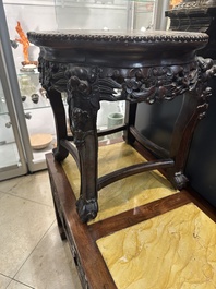 Table basse et un socle en bois sculpt&eacute; aux plateaux en marbre, Chine, 19&egrave;me
