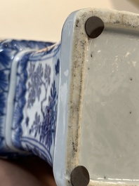 Een paar Chinese blauw-witte 'gu' vazen met floraal decor, Kangxi
