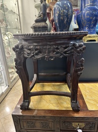 Table basse et un socle en bois sculpt&eacute; aux plateaux en marbre, Chine, 19&egrave;me