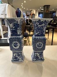 Een paar Chinese blauw-witte 'gu' vazen met floraal decor, Kangxi