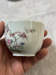 Une paire de pots couverts en porcelaine de Chine famille rose &agrave; d&eacute;cor d'oiseaux et de fleurs, marque et &eacute;poque Guangxu