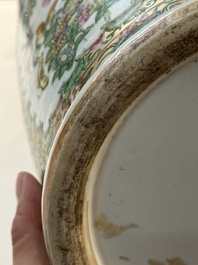 Drie Chinese Canton famille rose vazen, een grote kom en een bord, 19/20e eeuw
