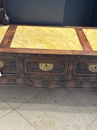 Table basse et un socle en bois sculpt&eacute; aux plateaux en marbre, Chine, 19&egrave;me