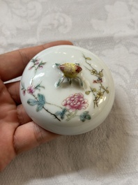 Une paire de pots couverts en porcelaine de Chine famille rose &agrave; d&eacute;cor d'oiseaux et de fleurs, marque et &eacute;poque Guangxu