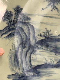 Un vase couvert en porcelaine de Chine en bleu et blanc et un plat &agrave; fond c&eacute;ladon, marque de Chenghua, 19&egrave;me