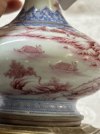 Vase de forme bouteille en porcelaine de Chine en &eacute;maux bleu et rose &agrave; monture en bronze dor&eacute;, 20&egrave;me