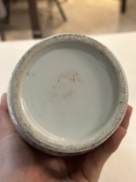 Drie Chinese Canton famille rose vazen, een grote kom en een bord, 19/20e eeuw