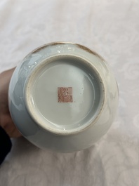 Vase en porcelaine de Chine famille rose &agrave; d&eacute;cor de huit immortels, marque de Qianlong, R&eacute;publique
