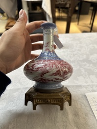 Vase de forme bouteille en porcelaine de Chine en &eacute;maux bleu et rose &agrave; monture en bronze dor&eacute;, 20&egrave;me