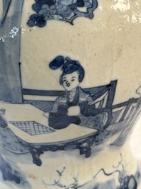 Un vase couvert en porcelaine de Chine en bleu et blanc et un plat &agrave; fond c&eacute;ladon, marque de Chenghua, 19&egrave;me