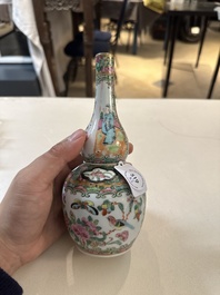 Drie Chinese Canton famille rose vazen, een grote kom en een bord, 19/20e eeuw