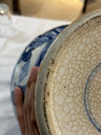 Un vase couvert en porcelaine de Chine en bleu et blanc et un plat &agrave; fond c&eacute;ladon, marque de Chenghua, 19&egrave;me