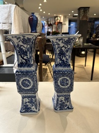 Een paar Chinese blauw-witte 'gu' vazen met floraal decor, Kangxi