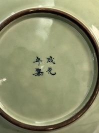 Un vase couvert en porcelaine de Chine en bleu et blanc et un plat &agrave; fond c&eacute;ladon, marque de Chenghua, 19&egrave;me