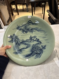 Un vase couvert en porcelaine de Chine en bleu et blanc et un plat &agrave; fond c&eacute;ladon, marque de Chenghua, 19&egrave;me