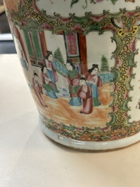 Drie Chinese Canton famille rose vazen, een grote kom en een bord, 19/20e eeuw