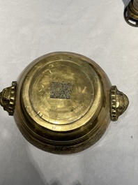 Deux br&ucirc;le-parfums en bronze, un sur socle et trois vases, marque de Xuande, 19/20&egrave;me