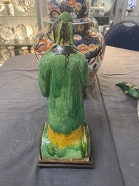 Paire de tuiles faiti&egrave;res en gr&egrave;s &eacute;maill&eacute; sancai en forme de dauphin et deux figures de guerrier et intellectuel, Ming