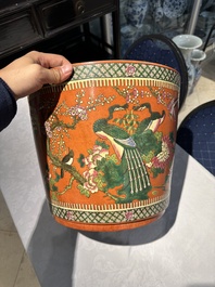Two Chinese famille rose vases and a jardiniere, 19/20th C.