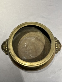 Deux br&ucirc;le-parfums en bronze, un sur socle et trois vases, marque de Xuande, 19/20&egrave;me