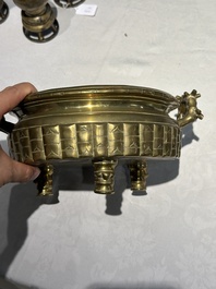 Deux br&ucirc;le-parfums en bronze, un sur socle et trois vases, marque de Xuande, 19/20&egrave;me