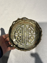 Deux br&ucirc;le-parfums en bronze, un sur socle et trois vases, marque de Xuande, 19/20&egrave;me