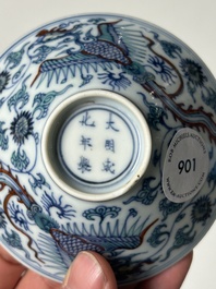 Bol de forme conique en porcelaine de Chine doucai &agrave; d&eacute;cor de ph&eacute;nix, marque Chenghua, Kangxi/Yongzheng