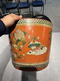 Two Chinese famille rose vases and a jardiniere, 19/20th C.