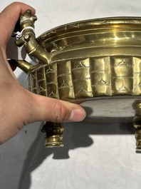 Deux br&ucirc;le-parfums en bronze, un sur socle et trois vases, marque de Xuande, 19/20&egrave;me