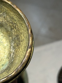 Een Chinese bronzen Shang-stijl 'gu' vaas op houten sokkel, 19/20e eeuw