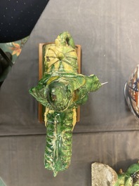 Paire de tuiles faiti&egrave;res en gr&egrave;s &eacute;maill&eacute; sancai en forme de dauphin et deux figures de guerrier et intellectuel, Ming