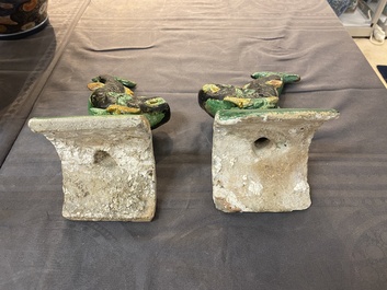 Paire de tuiles faiti&egrave;res en gr&egrave;s &eacute;maill&eacute; sancai en forme de dauphin et deux figures de guerrier et intellectuel, Ming