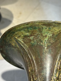 Een Chinese bronzen Shang-stijl 'gu' vaas op houten sokkel, 19/20e eeuw