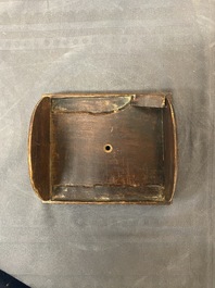 Paire de tuiles faiti&egrave;res en gr&egrave;s &eacute;maill&eacute; sancai en forme de dauphin et deux figures de guerrier et intellectuel, Ming
