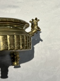 Deux br&ucirc;le-parfums en bronze, un sur socle et trois vases, marque de Xuande, 19/20&egrave;me