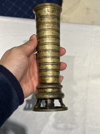 Deux br&ucirc;le-parfums en bronze, un sur socle et trois vases, marque de Xuande, 19/20&egrave;me