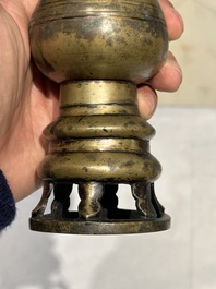 Deux br&ucirc;le-parfums en bronze, un sur socle et trois vases, marque de Xuande, 19/20&egrave;me