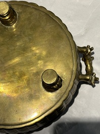 Deux br&ucirc;le-parfums en bronze, un sur socle et trois vases, marque de Xuande, 19/20&egrave;me