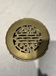 Deux br&ucirc;le-parfums en bronze, un sur socle et trois vases, marque de Xuande, 19/20&egrave;me