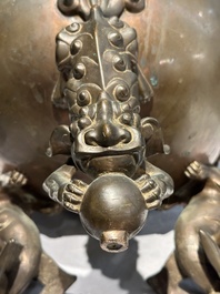 Grand br&ucirc;le-parfum couvert sur socle en bronze &agrave; d&eacute;cor de six lions, Chine, 19&egrave;me