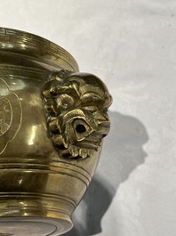 Deux br&ucirc;le-parfums en bronze, un sur socle et trois vases, marque de Xuande, 19/20&egrave;me
